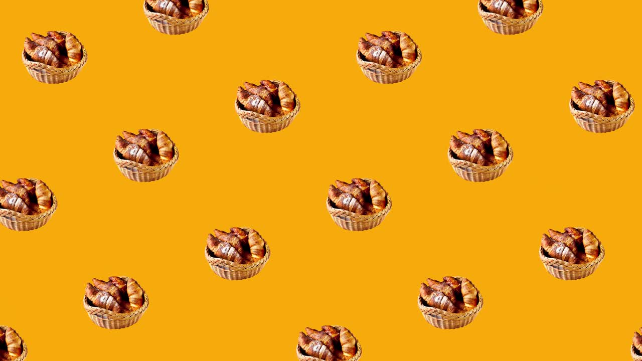 animación diagonal de bucle sin costuras con pasteles frescos y croissants franceses cubiertos de azúcar en polvo en una canasta rústica. comida moviéndose en un fondo amarillo con espacio de copia