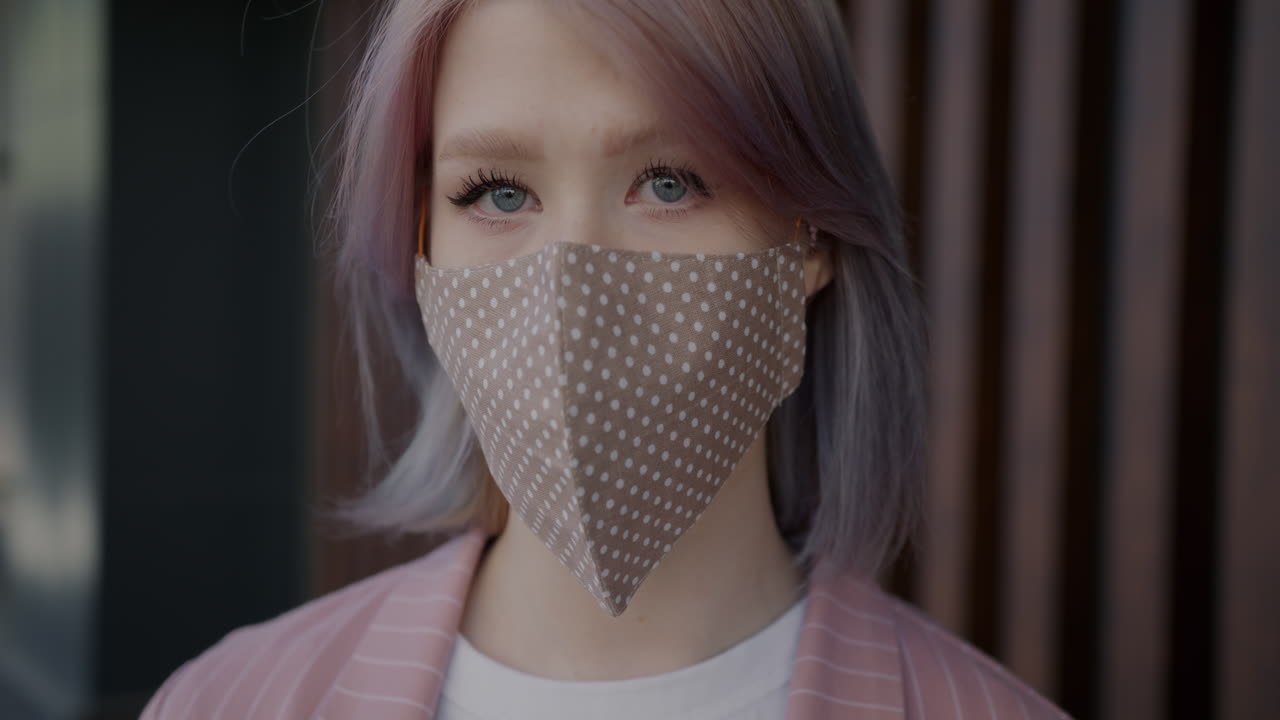 mujer con una máscara facial