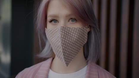 얼굴 마스크를 착용 한 여성
