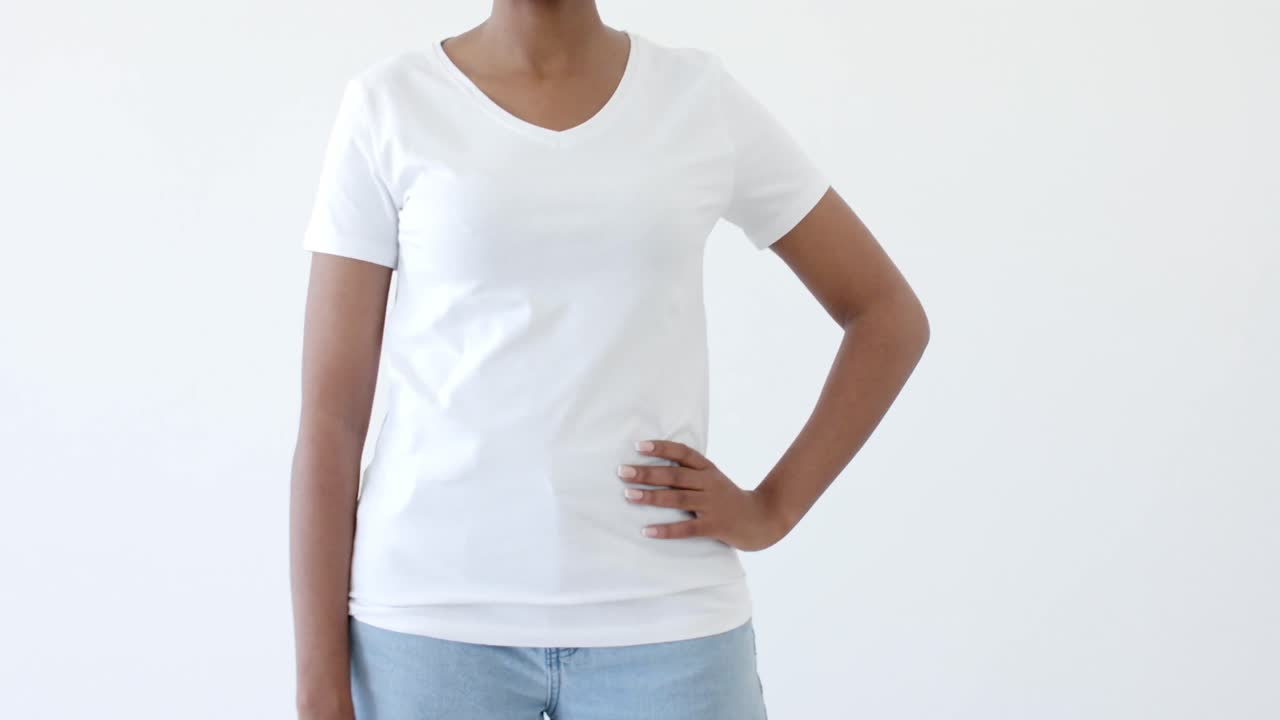 sección media de una mujer afroamericana vestida con una camiseta blanca con espacio de copia en un fondo blanco