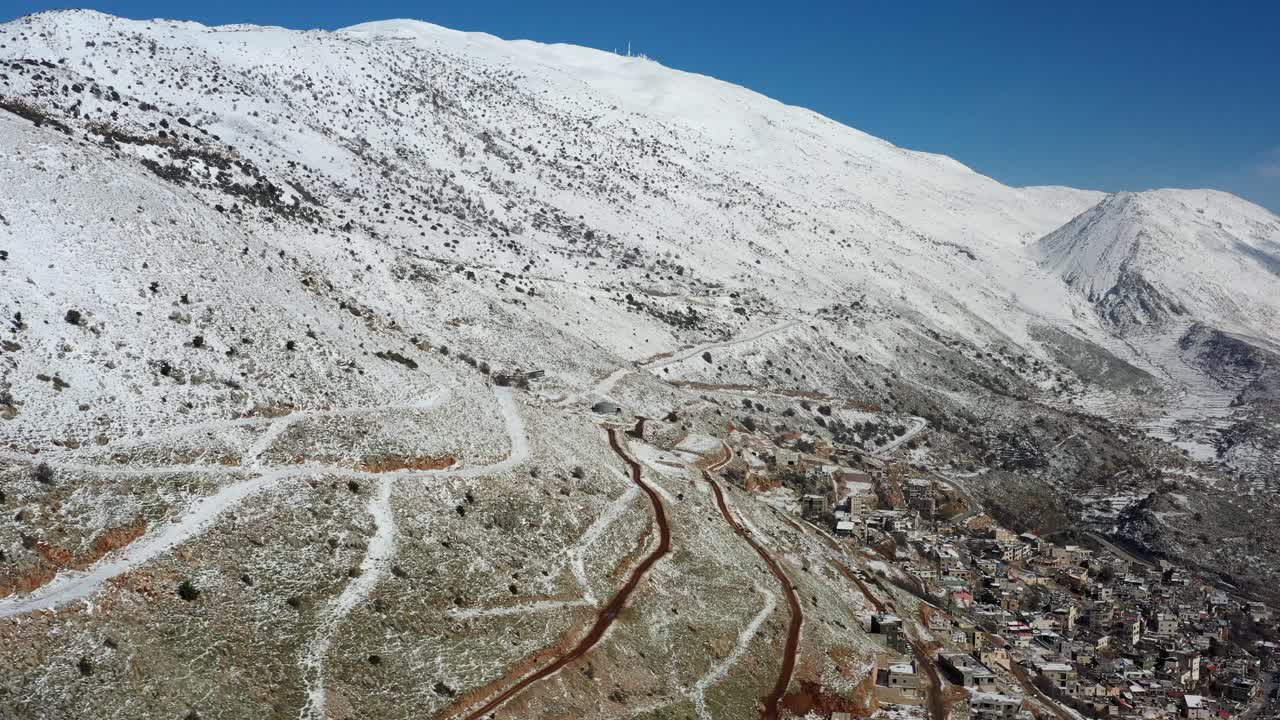마을과 함께 눈 인 산악 풍경