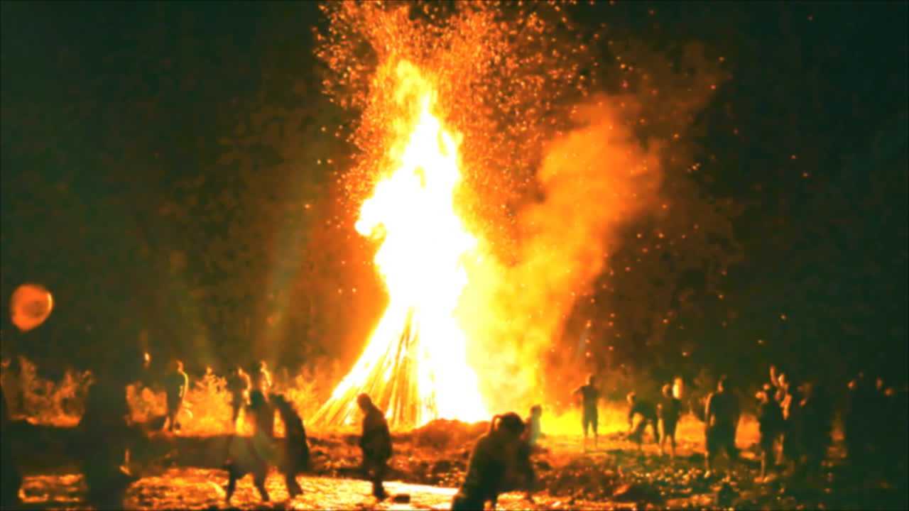 Ivan Kupala, fuoco e persone. Persone intorno al fuoco