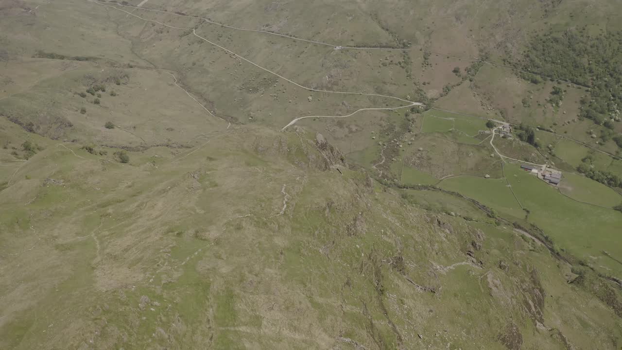 vuelo por una montaña verde