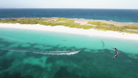 Dos-Hombres-Kitersurf-Cross-Shore-Playa-De-Arena-Blanca,-Isla-Crasqui-Los-Roques