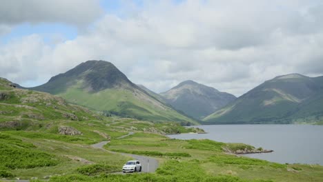 Wolkenschatten-Rasen-über-Bergige-Landschaft-Mit-Seeuferstraße-Besetzt-Von-Wanderern-Und-Autos-In-Der-Nähe-Von-Bergen-Great-Gable-Und-Scafell