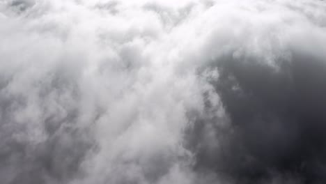 Antenne:-Blick-über-Die-Wolken,-Unten-Durch-Das-Tal-Rollen