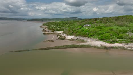 Grüne-Küste-Mit-Bewölktem-Himmel,-Überflug-Von-Walduck&#39;s-Wall-Bei-Ebbe-An-Einem-Hellen-Frühlingstag-Bei-Jenny-Brown&#39;s-Point,-Silverdale,-Lancashire,-England,-Großbritannien