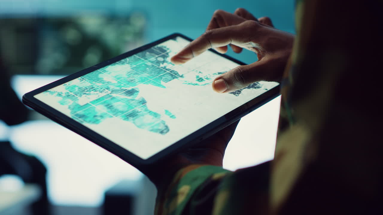 un profesional militar reúne inteligencia de la proyección del mapa del mundo.