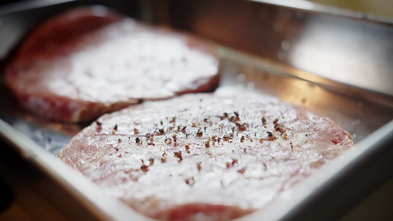 매크로 클로즈업 는 향신료 향신료 고기 신선한 원시 버거 고기 위에 떨어지는 고추