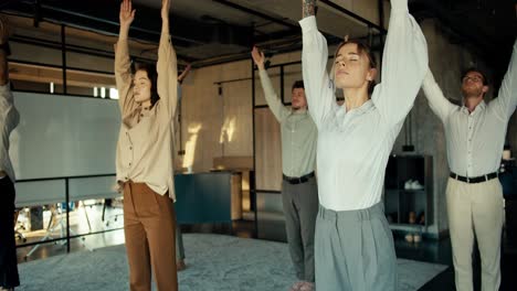 Descripción-General-De-Gente-De-Negocios-Haciendo-Meditación-Entre-Trabajos-En-La-Oficina