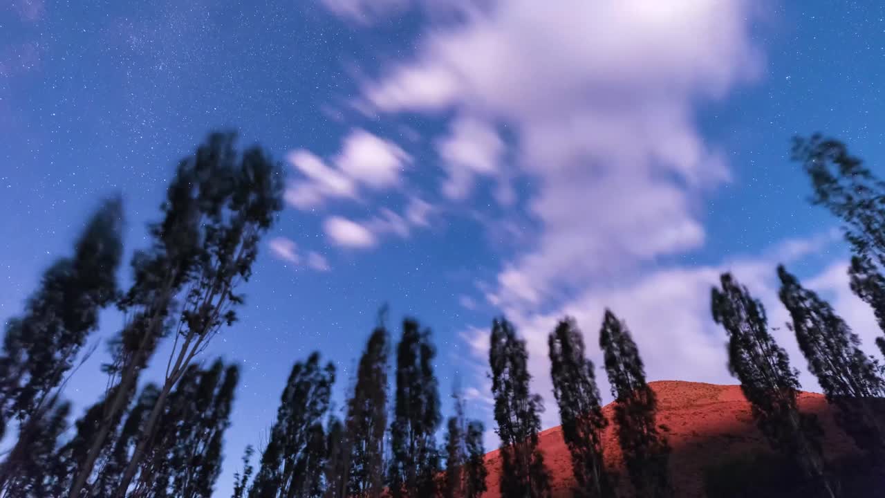 el viento mueve los árboles y la luz de la luna el paisaje de la montaña y el cielo azul oscuro en la noche lleno de estrellas en verano maravilloso fondo panorámico en un campamento de senderismo en irán