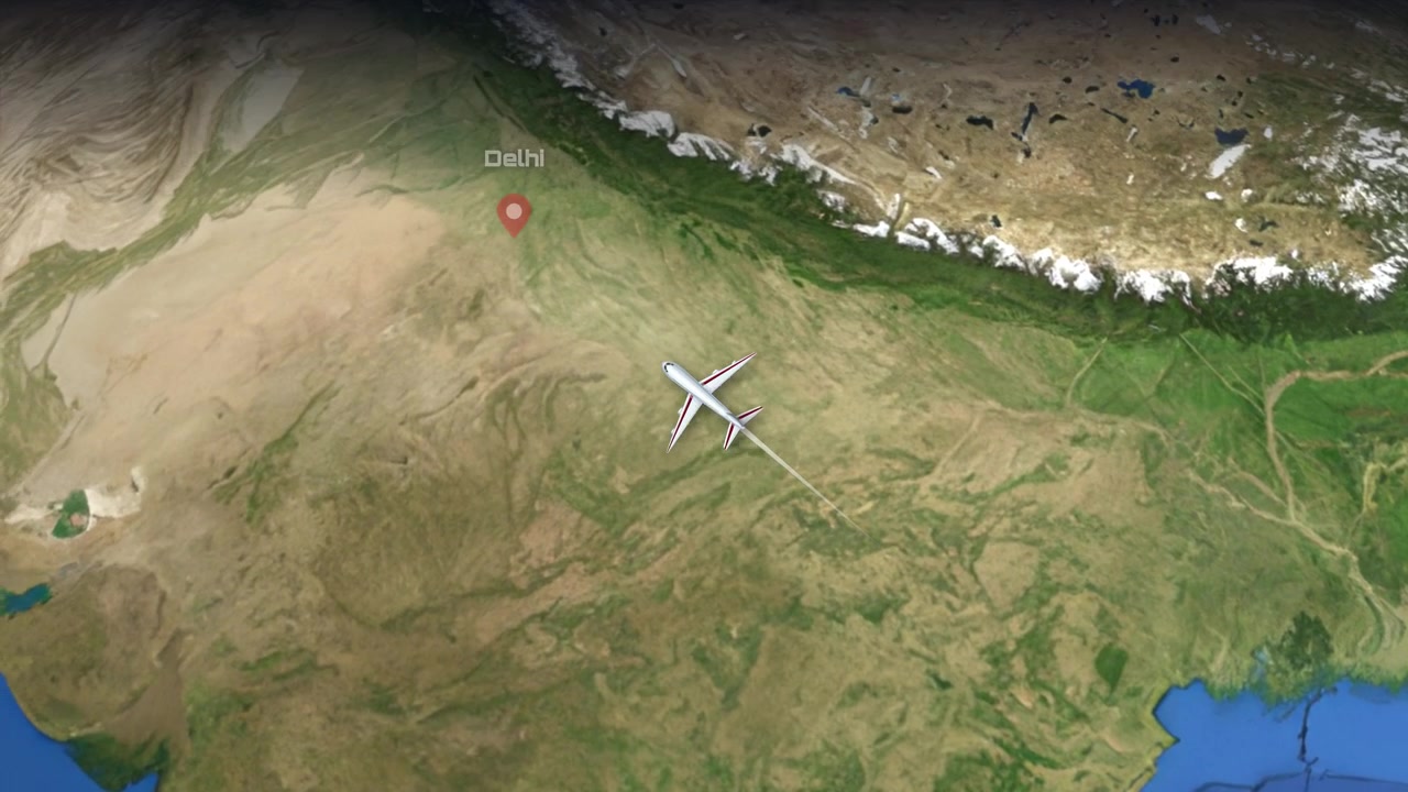 Satellitkartsanimation följer ett kommersiellt flygplan som flyger från Singapore till Delhi, Indien