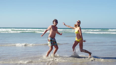 pareja divirtiéndose juntos en la playa