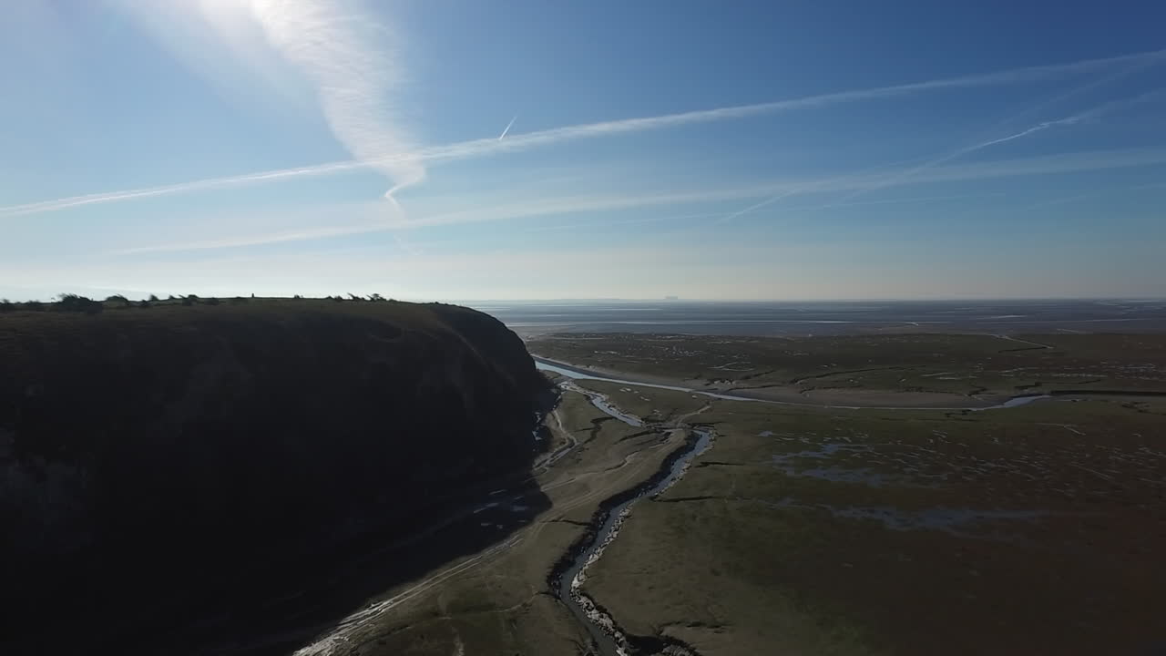 вид с воздуха на прибрежный утес, уходящий в море, в английском озерном крае, в яркий солнечный день