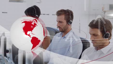 animación del globo y las flechas sobre las personas de negocios que usan auriculares