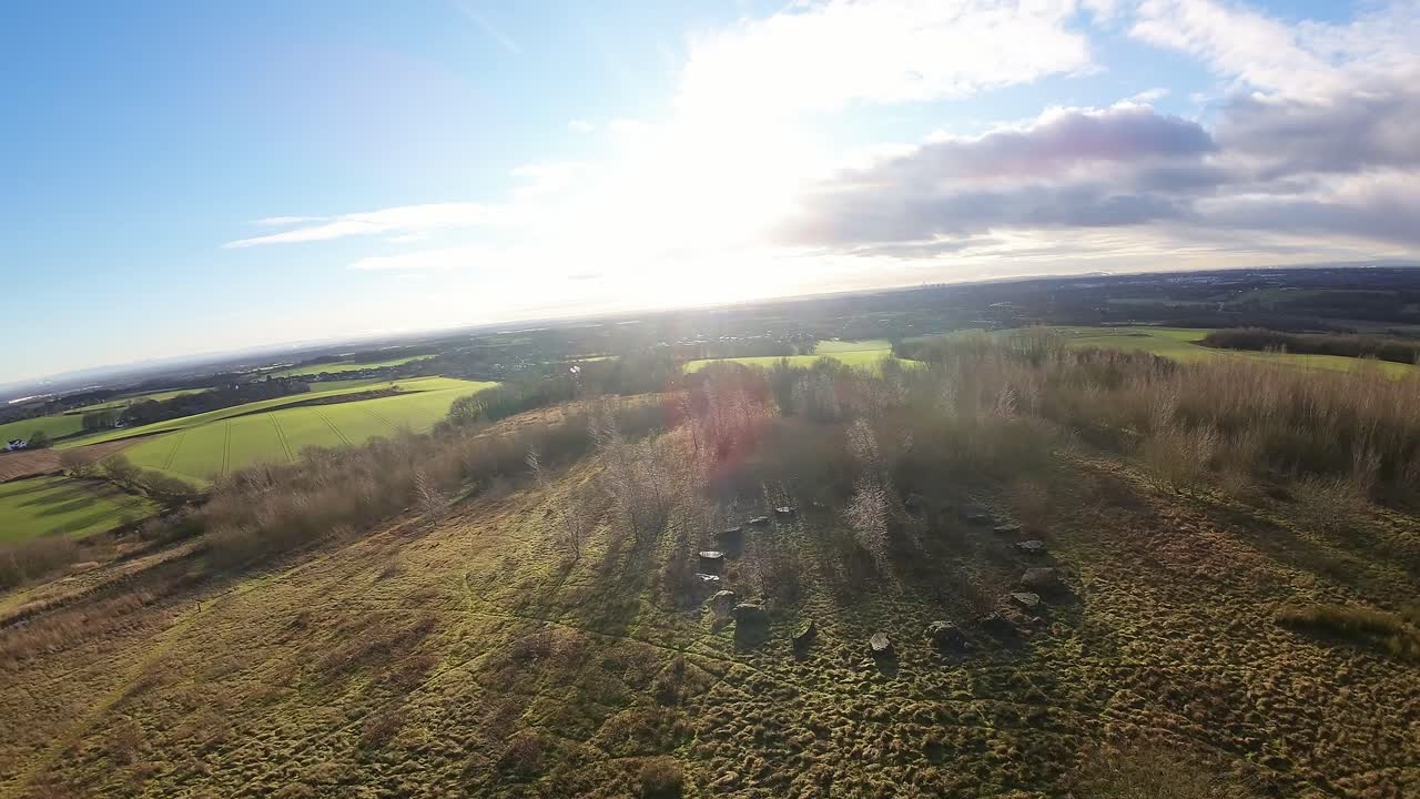 가을 lancashire 농지에서 billinge hill beacon stone circle을 가로지르는 fpv 드론