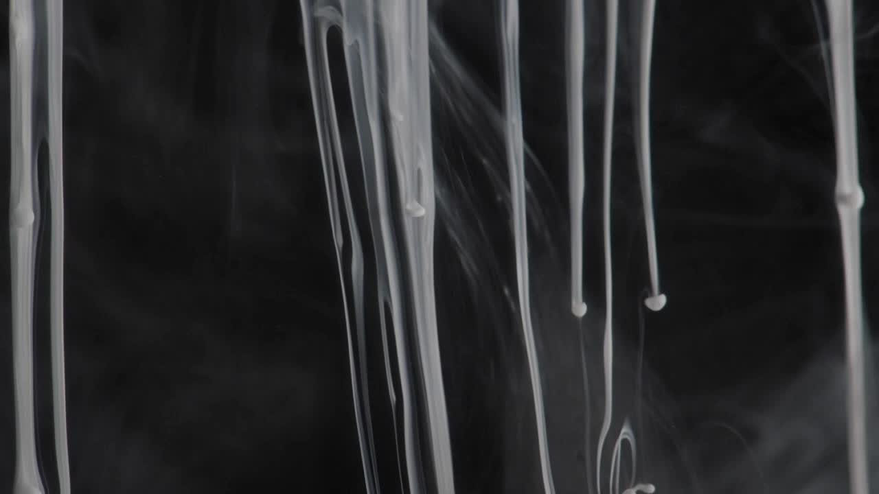 Ned, ned, ned glider de bløde hvide søjler - For mere, søg efter "AbstractVideoClip" med anførselstegn.