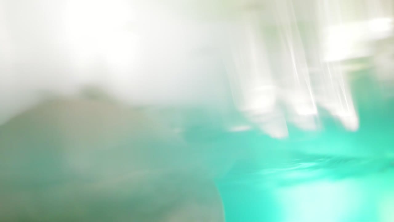 보호 안경을 입은 귀여운 금발 유아는 어머니가 물에서 그를 들어 올릴 때까지 수영장에서 물  ⁇ 에서 수영하고 있습니다. 수중  ⁇