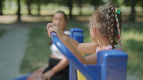 madre y hija embarazadas haciendo ejercicio en el gimnasio al aire libre