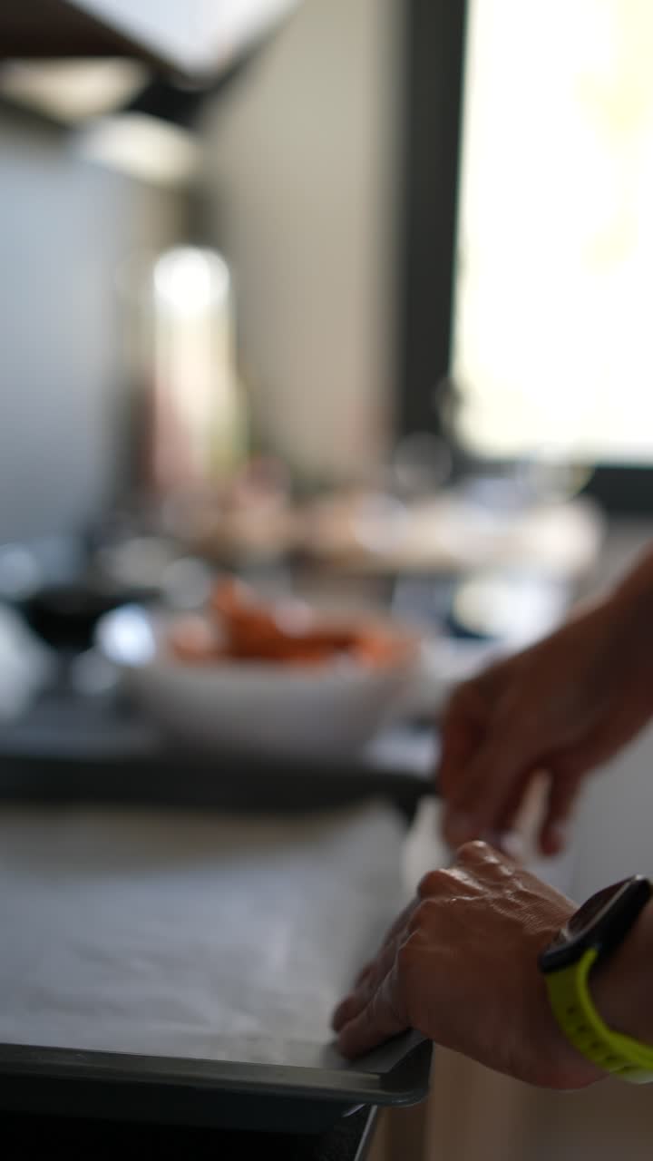 preparando comida en la cocina
