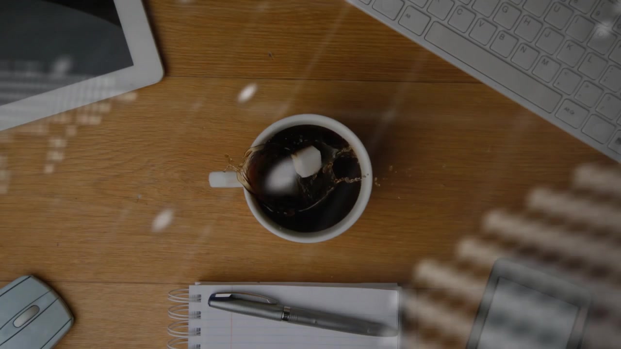 Sobreposições flutuando pela mesa, fazendo a xícara ondular, cubos de açúcar afundando, mostrando o fluxo global de dados.