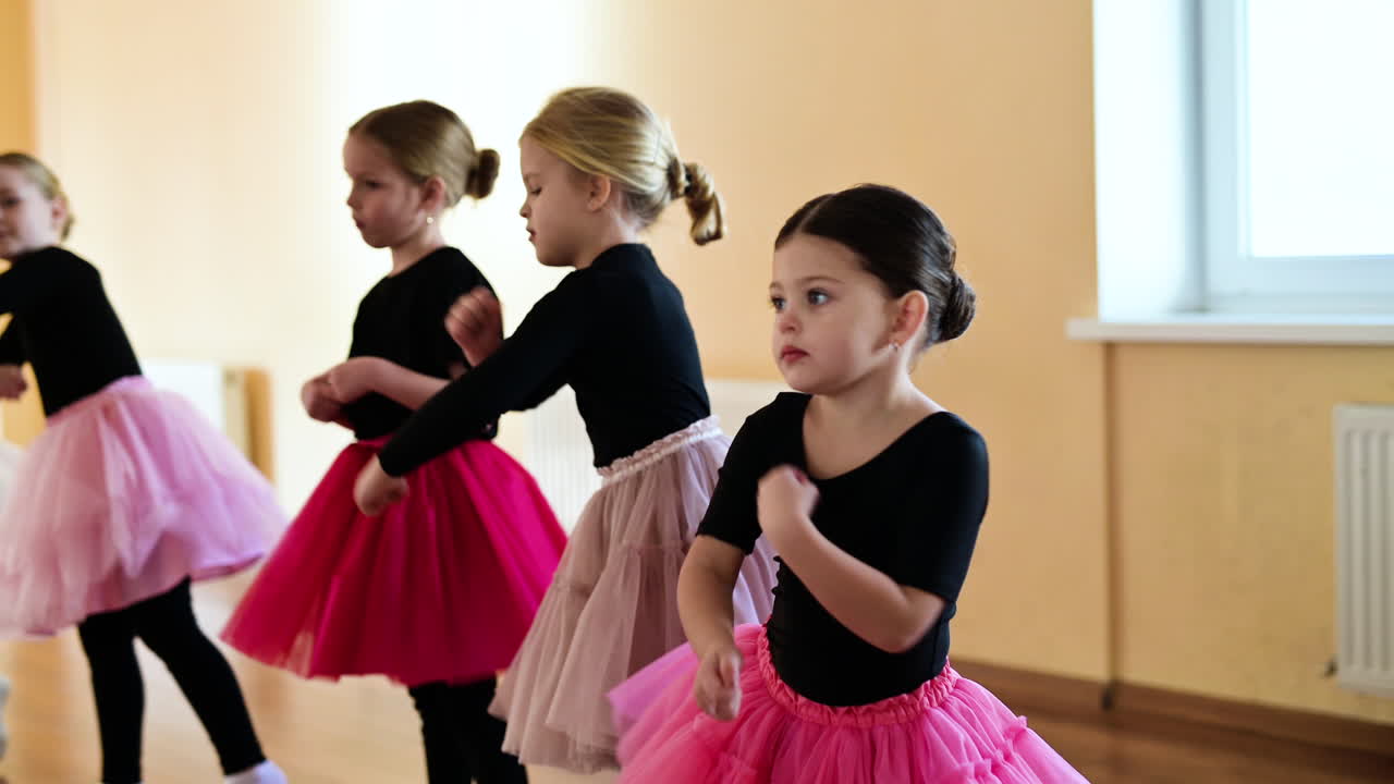 niños en la clase de baile clásico