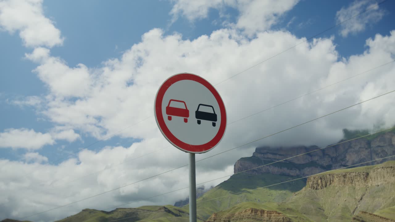 no hay señal de paso en el camino de montaña