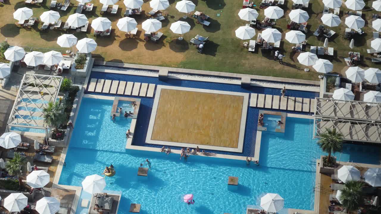 럭셔리 호텔 수영장 및 해변 지역 공중 전망
