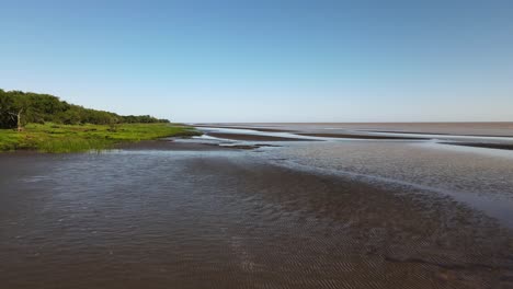 Tief-Nach-Vorne-Gerichtete-Drohnenaufnahme-Des-Flachen-Sandrandes-Von-Rio-De-La-Plata