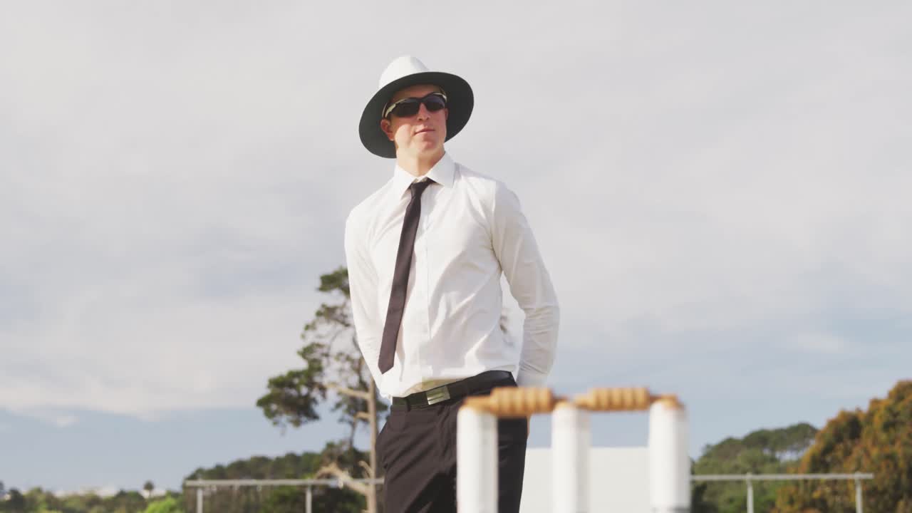 árbitro de cricket haciendo señales de pie en un campo de cricket