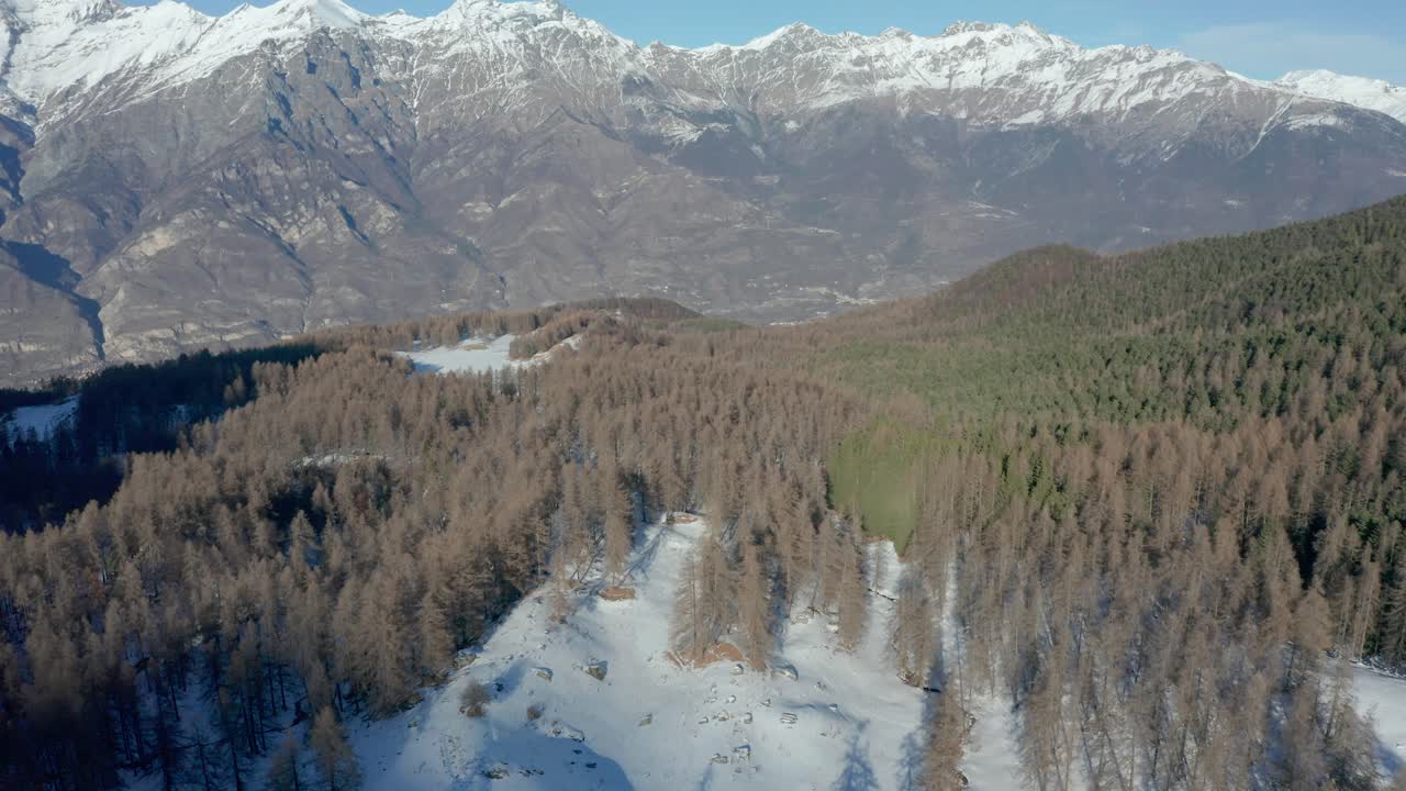 drone volando sobre las montañas durante el invierno, movimiento hacia adelante