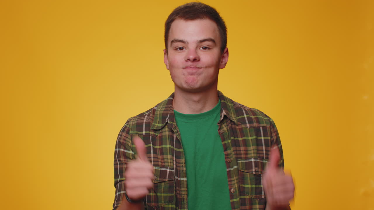 행복한 십대 남자가 매우 자랑스럽게 느끼고 자신을 가리키며, 자신감있게 보이며, 성공에 대해 너무 기 ⁇ 합니다.