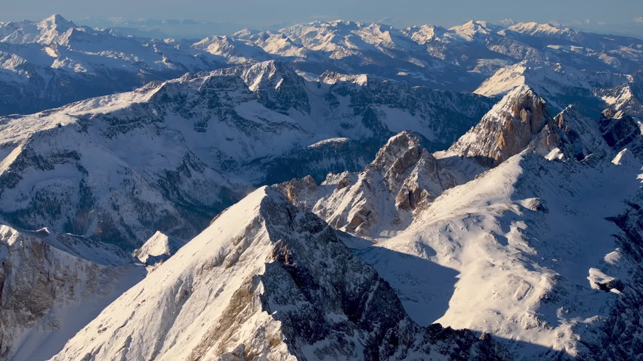 Vista aerea con drone della Marmolada nelle Dolomiti, Italia nord-orientale, con cielo azzurro sullo sfondo