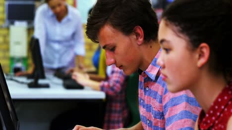 estudiantes atentos usando la computadora