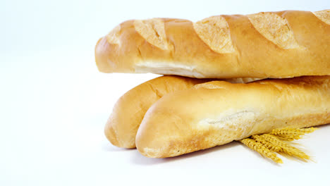 baguettes con trigo sobre un fondo blanco