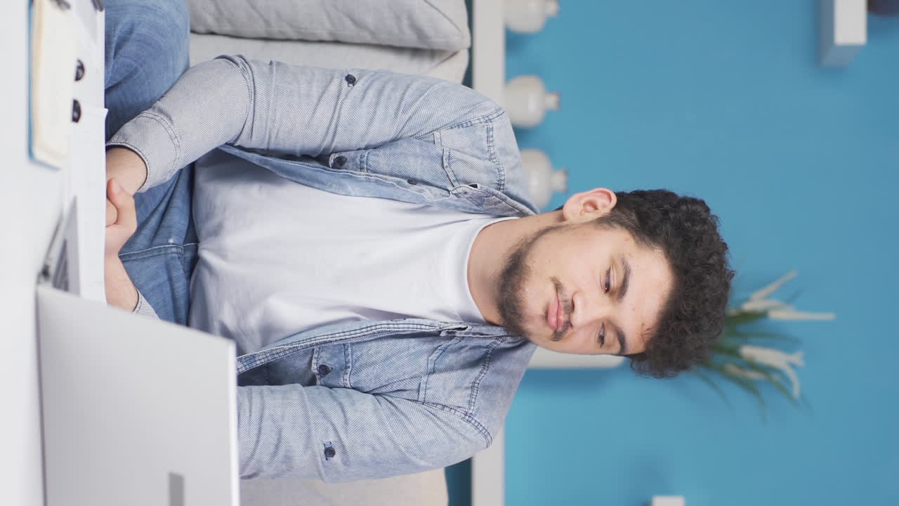 video vertical de un hombre solitario y triste.