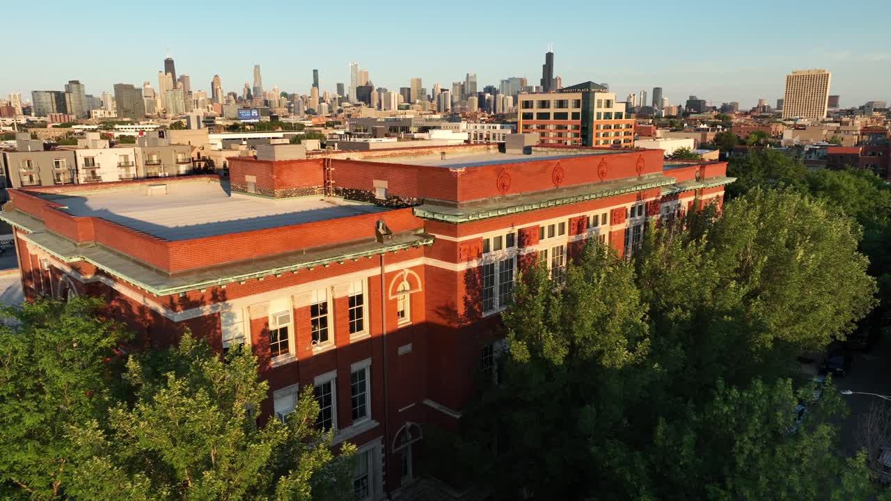 ladrillo escuela de la ciudad de chicago durante el atardecer