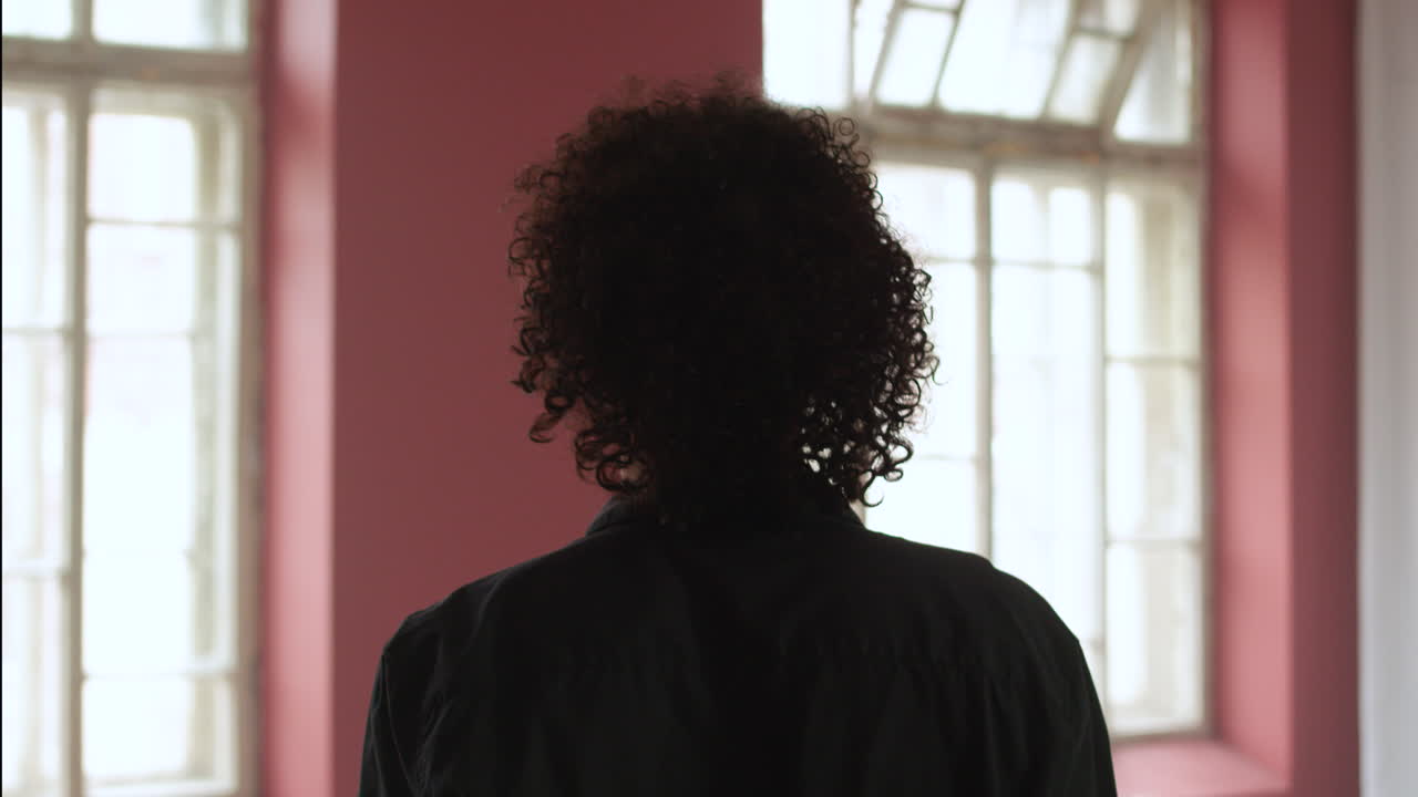 hombre latino entrando en el salón de clases