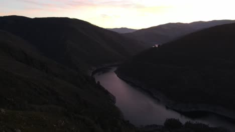 Lago-Grandes-De-Salime-Al-Atardecer-Vista-Aérea-Sobre-Embalse-De-Salime