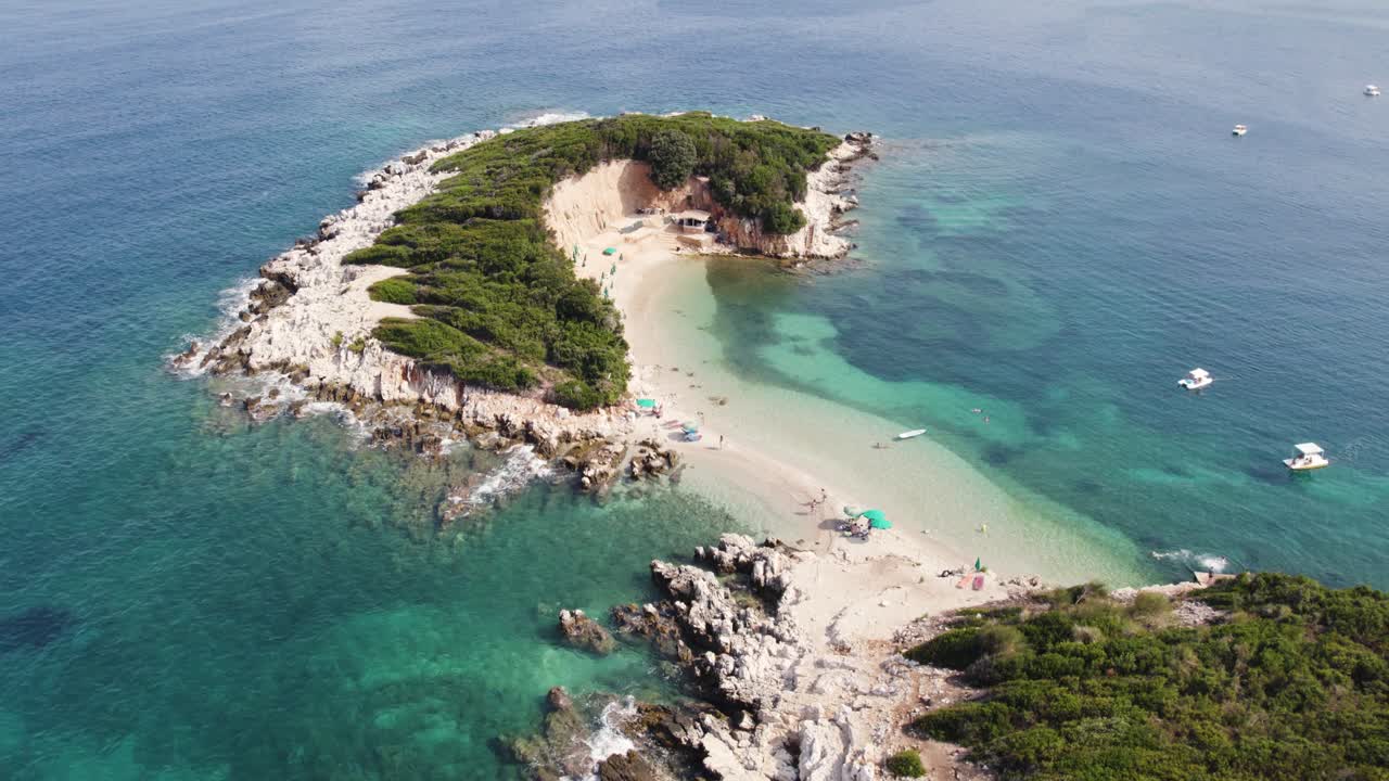 ksamil 쌍둥이 섬, 청록색 물로 둘러싸인 깨끗한 백사장 해변, 알바니아 - 공중 궤도