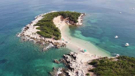 islas gemelas ksamil, prístina playa de arena blanca rodeada de agua turquesa, albania - órbita aérea