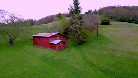 Luftstoß-In-Red-Barn-In-Der-Nähe-Von-Blowing-Rock-Und-Boone,-NC,-North-Carolina