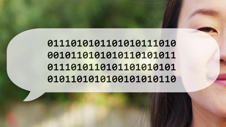 Una donna matura sorride mentre una bolla appare accanto, riempiendosi di codice binario e rimpicciolendosi in un'icona che mostra tecnologia.