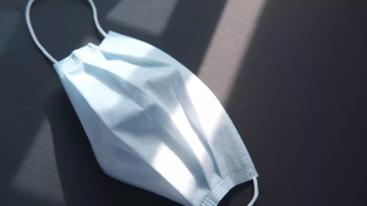 사용 된 일회용 얼굴 마스크