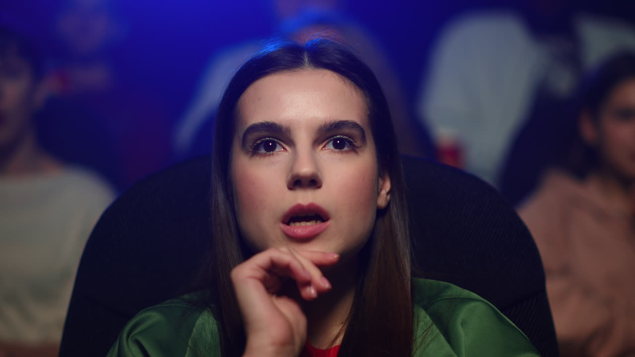 портрет сосредоточенной женщины в приключенческом фильме