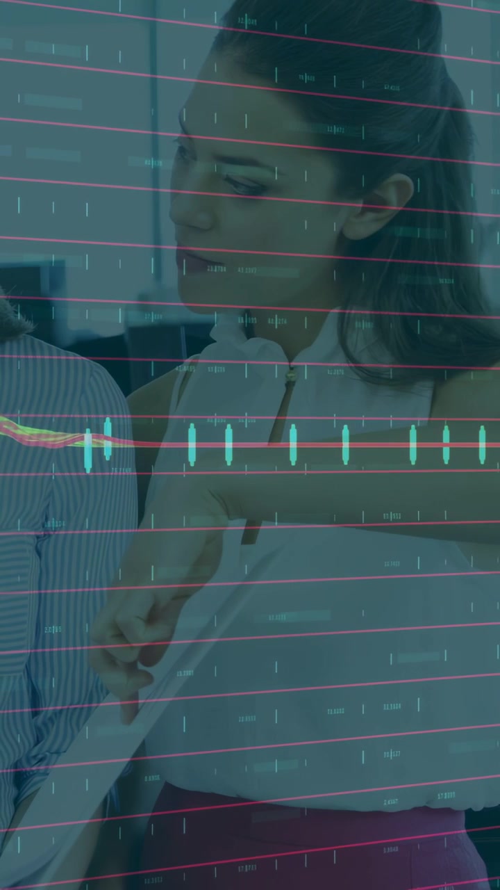 Video verticale: Una donna si china e traccia un documento tenuto da un collega, esaminandolo in un contesto aziendale, con una sovrapposizione di impulso verde.