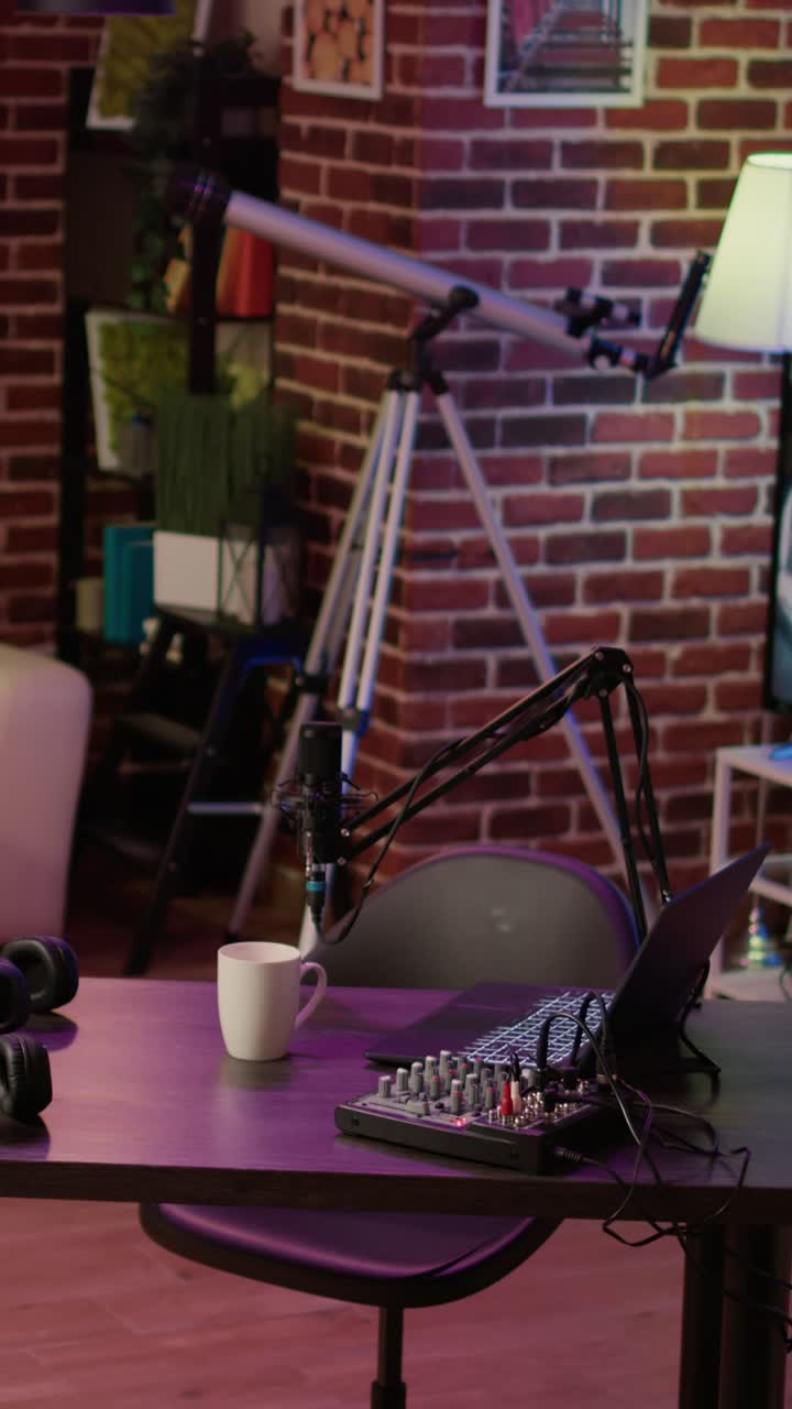 Podcast-studie med mikrofon, bærbar computer og lydmixer