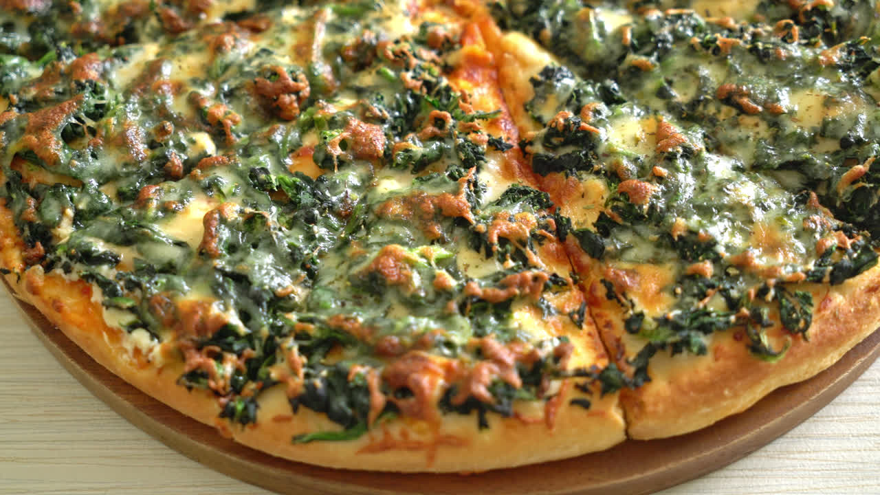 나무 쟁반에 시금치와 치즈 피자 - 완전 채식 및 채식주의 음식 스타일