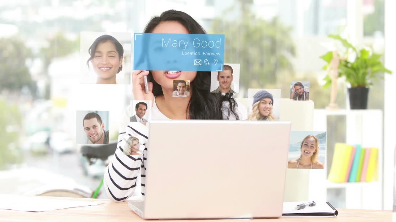 그래픽 디자이너가 사무실에서 휴대전화로 이야기하고 있습니다.