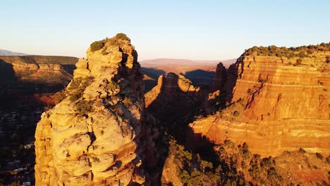 早晨的阳光 橙色沙石山,空中轨道拍摄